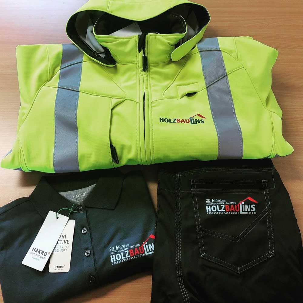Hochsichtige Arbeitsjacke, Polo-Shirt und Jeans von Holzbau Lin.