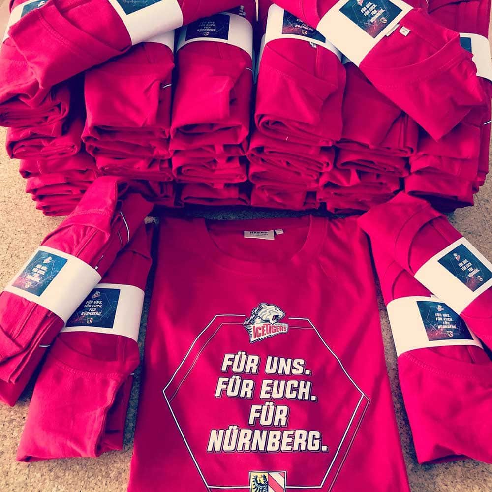 Rote T-Shirts und Schals mit Nürnberg-Designs von Orange Key.