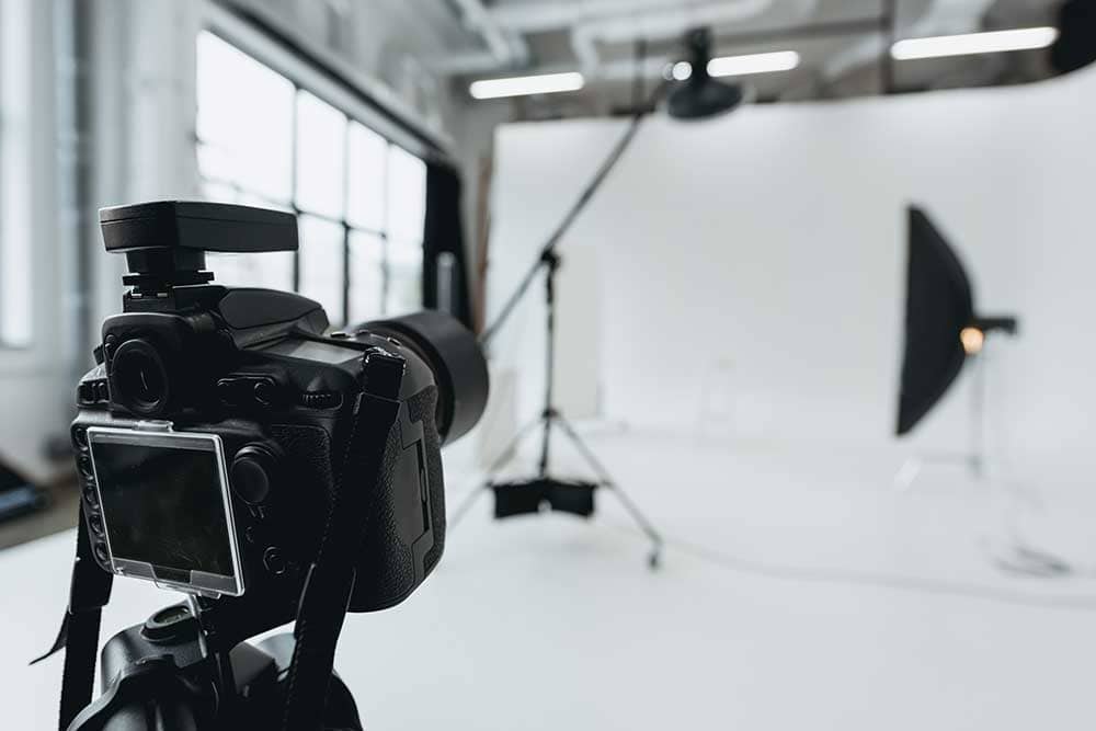 Hochwertige Kamera im professionellen Fotostudio für Produktfotografie.