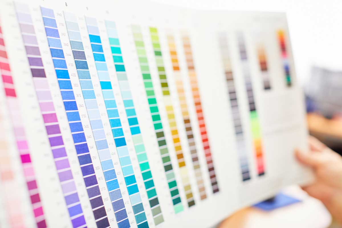Farbpalette mit verschiedenen Farbtönen und Schattierungen.