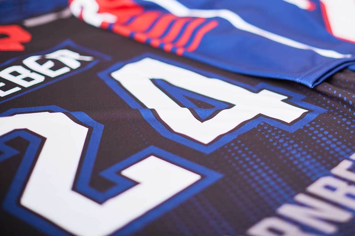 Hochwertiger Sublimationsdruck auf einem Sporttrikot mit Nummer 24.