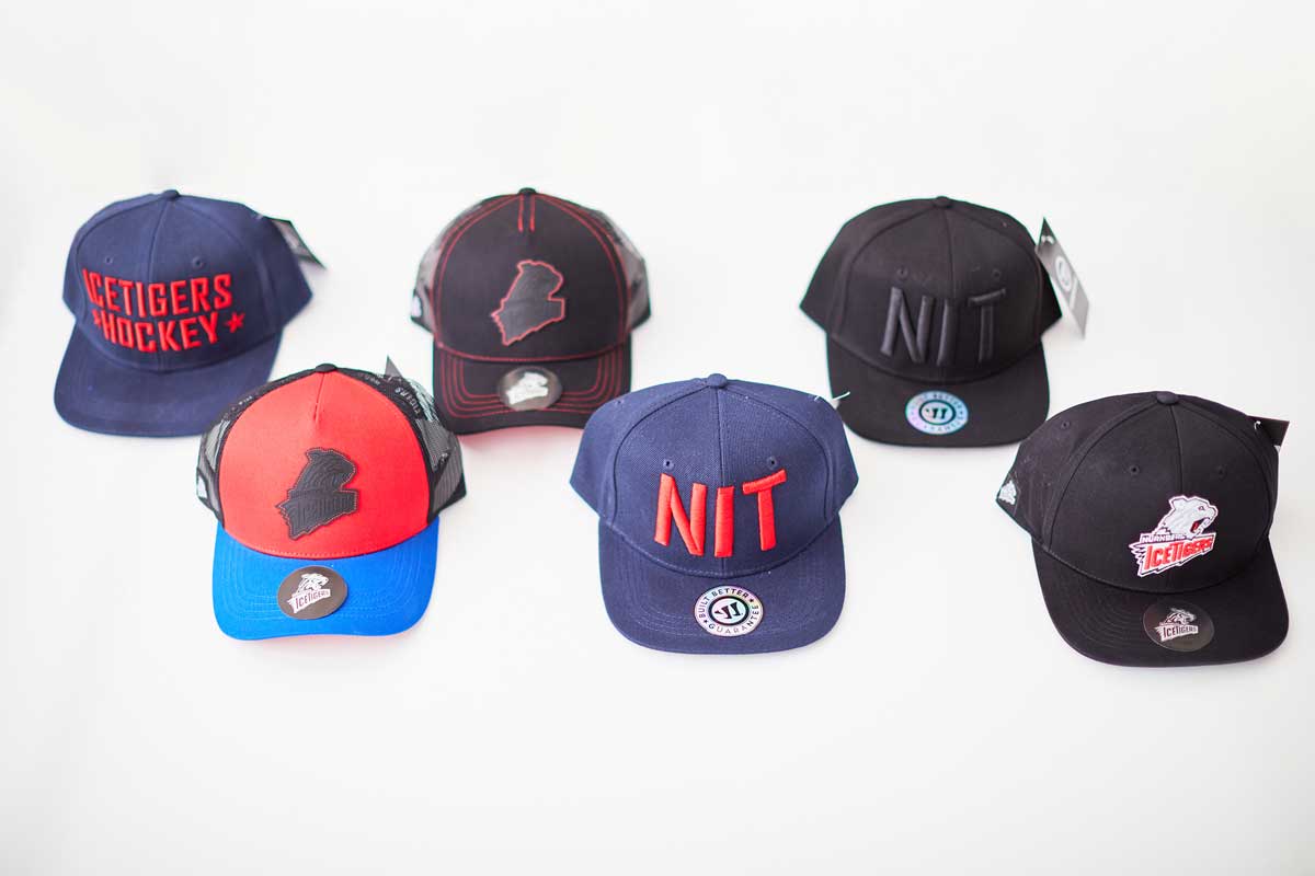 Hockey Caps mit Logo-Designs Verschiedene Baseballcaps mit Hockey- und Logo-Designs.