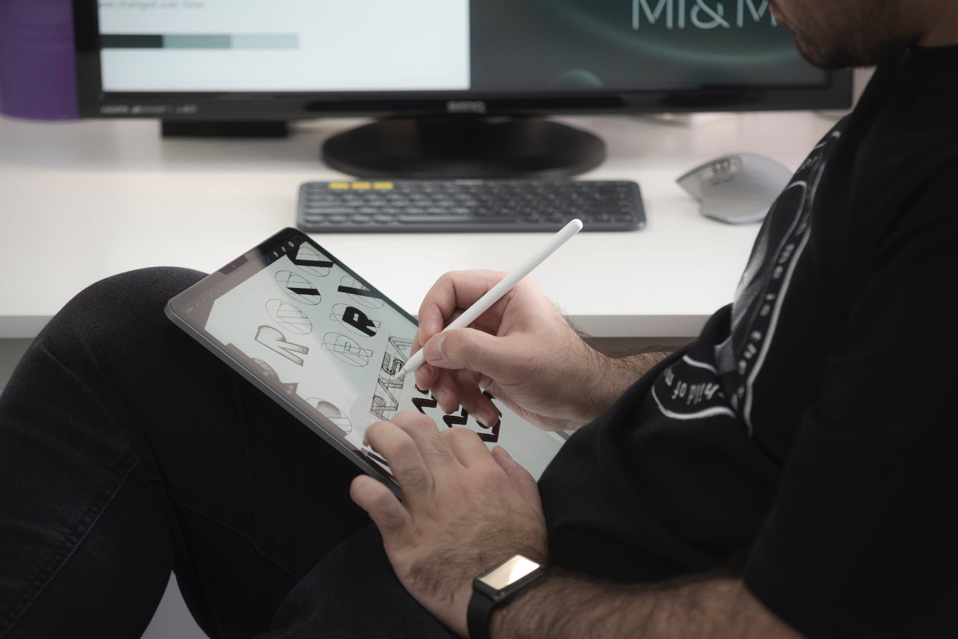 Mann arbeitet mit iPad und Apple Pencil im Büro.