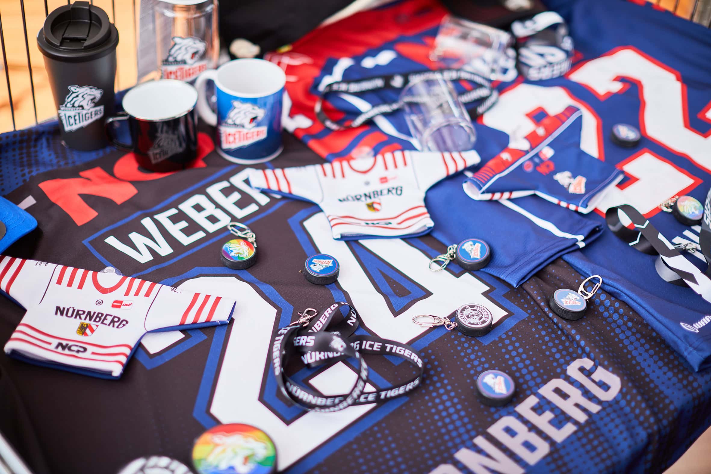 Eishockey-Merchandise, Fanartikel, Trikots, Buttons und Tassen.
